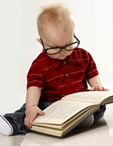 малыш читает книгу